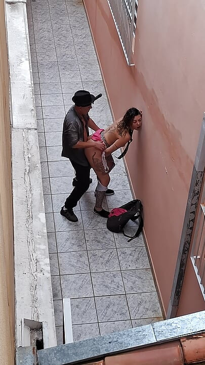 Dejo que mi jefe me rasgue la ropa después de que me sorprendió fumando.