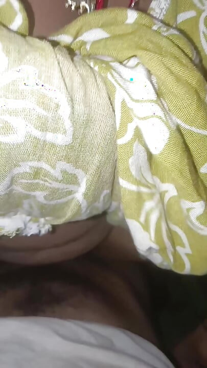 Kuuma seksikäs sisarpuolen perse osui koiratyyliin hindinkielisessä äänessä