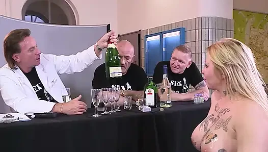 Doktor knallt eine vollbusige blonde MILf