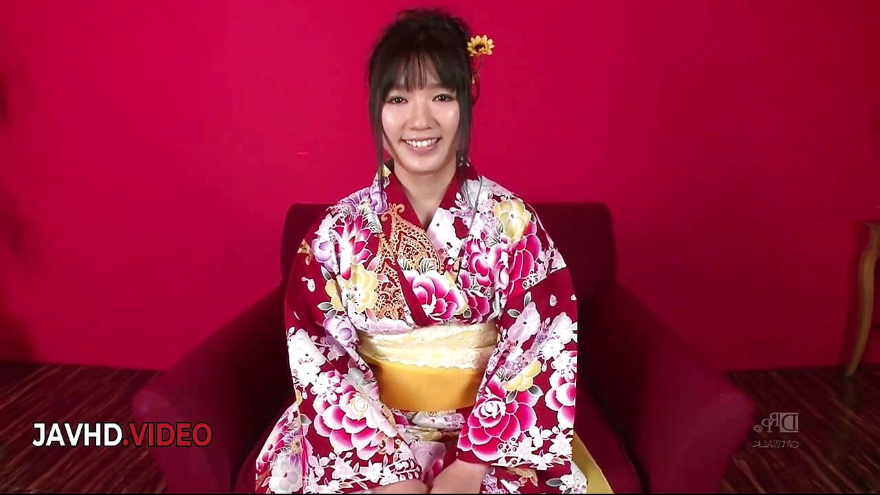 핫한 오럴과 질싸 마무리의 Chiharu의 젖은 기모노 쓰리섬