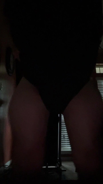 拉丁男孩扔了一些大腿