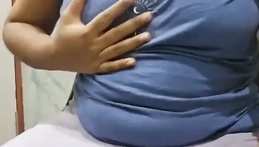 Aku muasin memekku pakai vibrator sampai muncrat