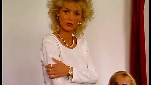 Винтажные крошки раздеваются и трогают друг друга на кастинге