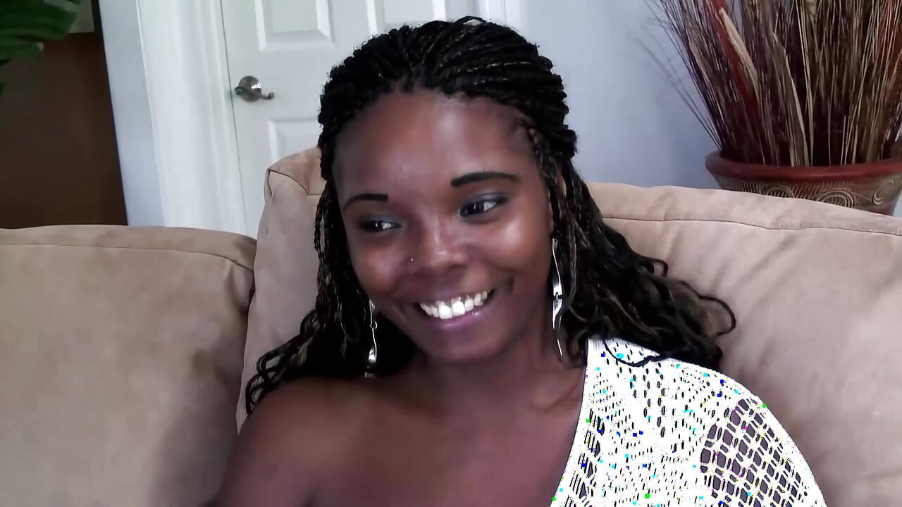 Sexy africká černá holka má ráda bílého ptáka a sperma