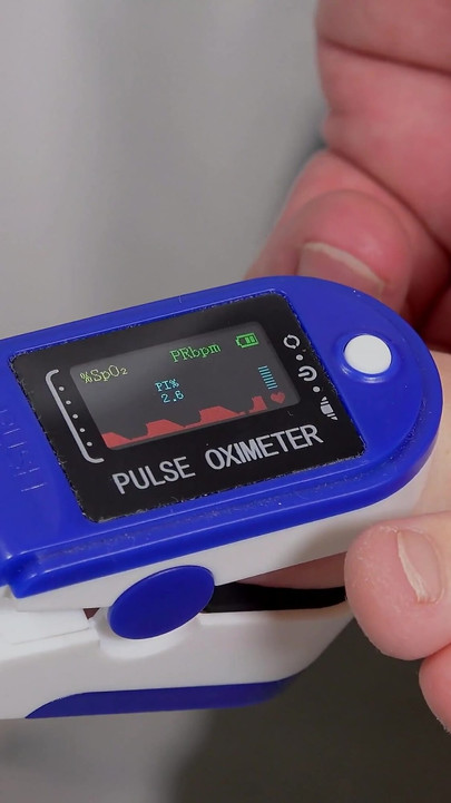 Ateşli hatun Nela Decker için çift delikli geçici ölçüm