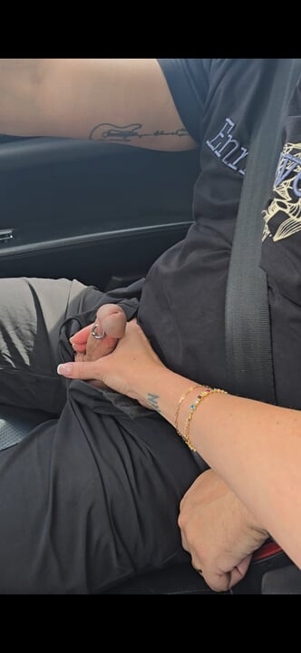 Jag använder hans kuk som en växelpinne när han kör