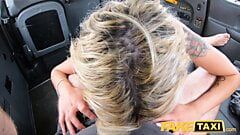 Fake taxi sexy blondýna Sophia Grace sexuální hračka se zapne v taxíku