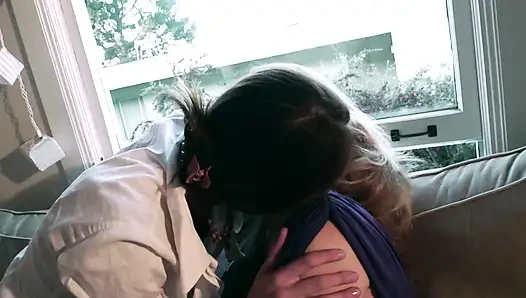 Azgın orta yaşlı seksi kadın sevgilisi tarafından amına dildo sokuyor