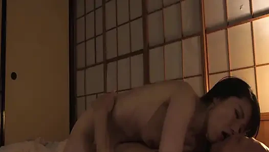 A080G09 orta yaşlı ve yaşlı bir çiftin sevgi dolu ve zengin çiftleşmesi! İnlemeyi bastır ve salyalı sekste kırbaçla!