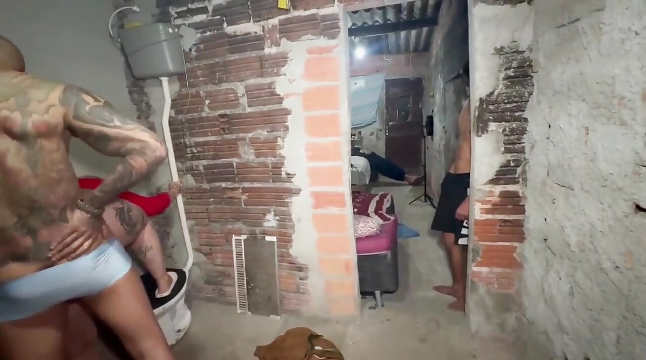 Mama en papa hebben seks in een favela in Brazilië