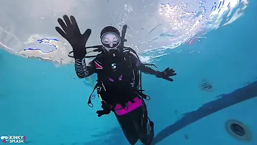 Unterwasser-Tauchsklaventraining - dominiert in chains & wetsuit Edging
