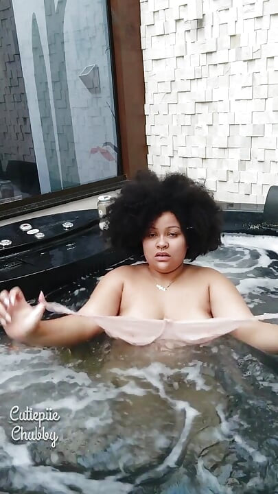 Une BBW à gros cul s’amuse dans un jacuzzi
