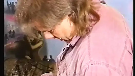 Две винтажные грудастые милфы с волосатой киской трахнули и кончили в рот большим членом