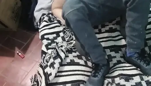 Montanolu kız yerdeki yatakla giyiniyor
