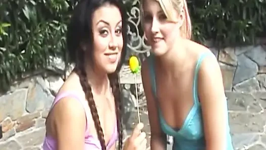 Зрелые крошки пожирают текущую киску и пульсирующую член в тройничке