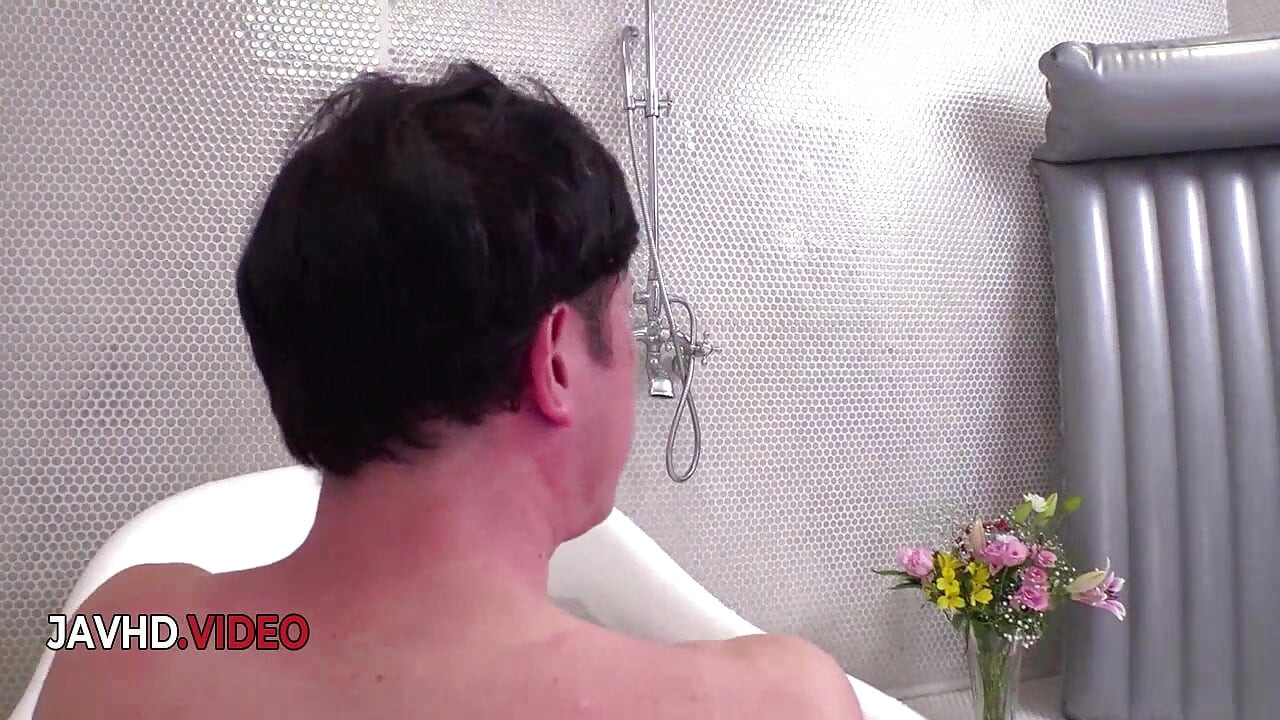 La pipe savonneuse de Mahoro Yoshino mène à une baise japonaise intense