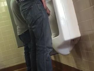 Spionage Männer am Urinal ix