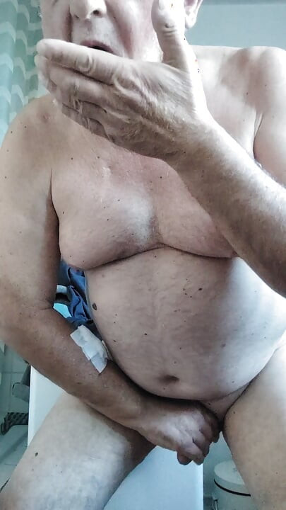 Daddy play alone in bathroom