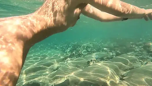 Gadis nakal dengan memeknya dientot di pantai jessijek! Wajib nonton!