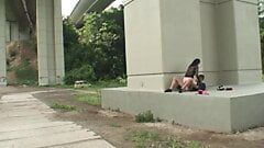 公園の橋の下でセックスする若い売春婦