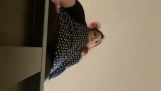 Ledge'den sarkıyor - bu iri güzel kadın düşmen için parmaklarını ezecek mi?