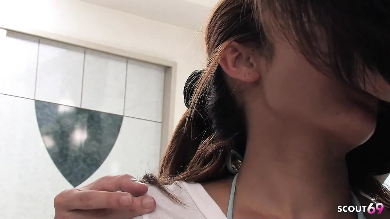 身材苗条和大阴唇的晒黑日本女孩第一次无码 JAV 试镜中出性爱