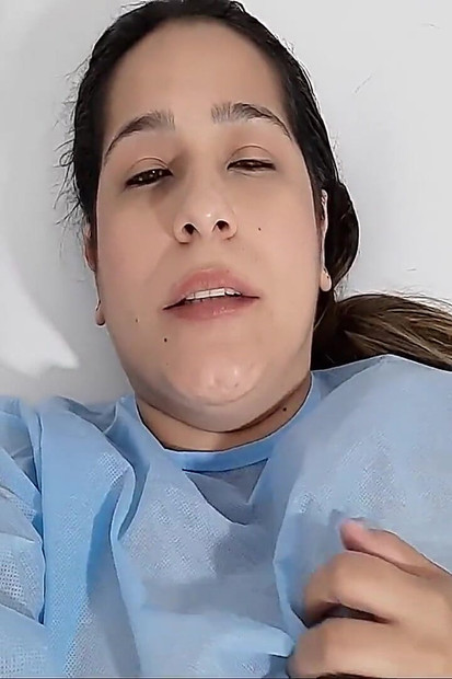 我的手指不够, 我的阴户想要更多感受, 医生来再次抚摸我-西班牙语色情