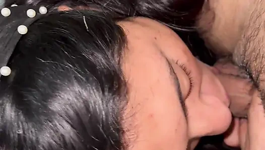 Schulmädchen-Schlampe wird von einem Fremden gefickt