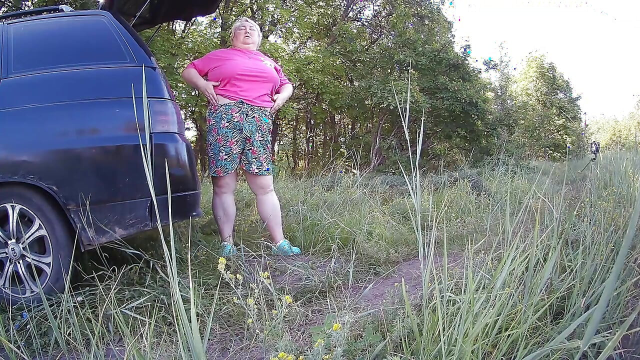 Stiefmutter masturbiert im freien ihre muschi