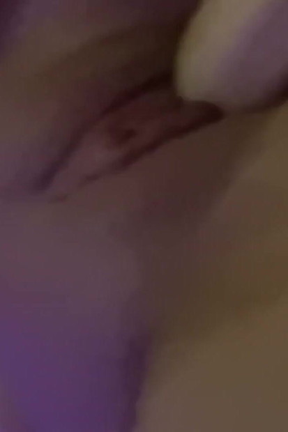 美女在镜头前撸管她的弹性阴户并抚摸她的屁股