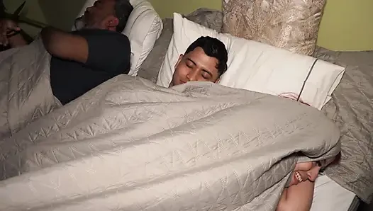 Jangan biarkan mereka melihat kita! - Kakak ipar berhubungan seks di kamar yang sama dengan suami yang sange