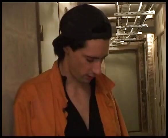 Gösterişli genç erkek avcısı 2 adamı yukarı çaya davet ediyor