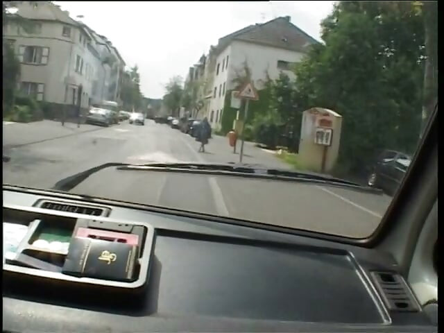 Blonda nu are nicio problemă să sugă pula în mașină