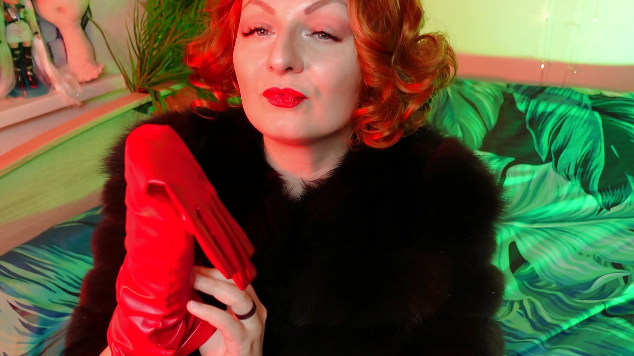 Fur fetish and long leather gloves pin up MILF