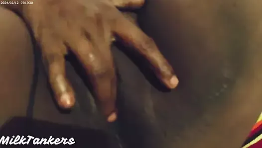 Тамильская тетушка трахает пальцами на видео