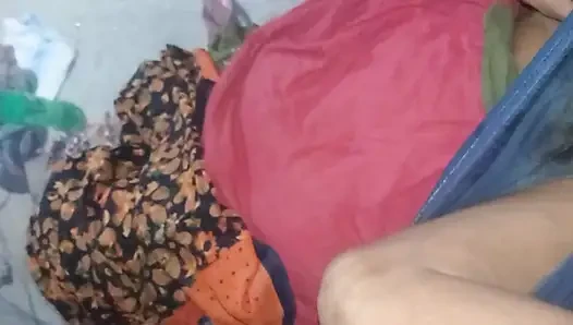 Gaon ke friend ki mausi ko Apne Ghar per bulakar Kali chut Ki Kar Li chudai Desi mausi ki chut