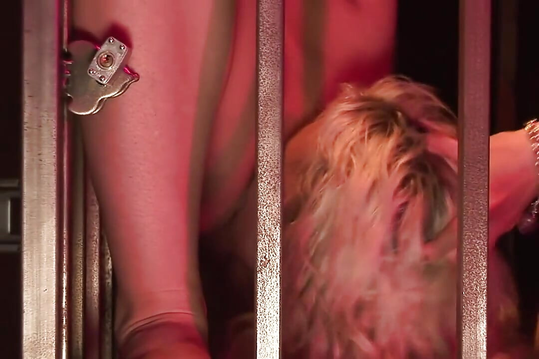 Nevina plavuša u kandžama izopačenih muškaraca