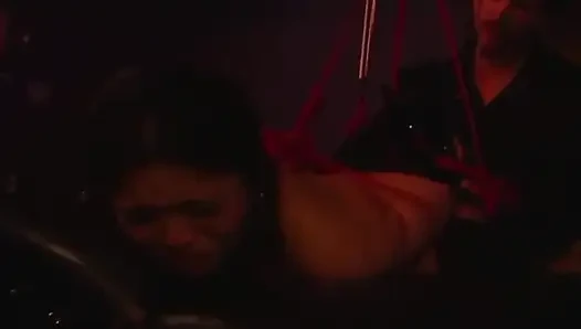 Crystal bestraft mika tan mit ihrem beißen und ihre möpse verhärtet!