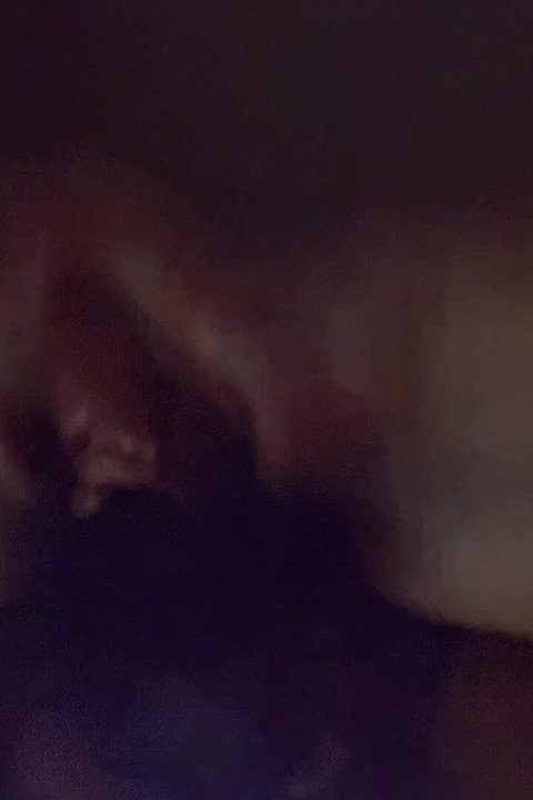 Hluboké bušení kundičky až do creampie