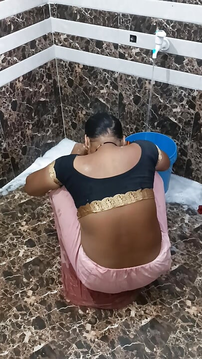 Desi sexy woman batroom video