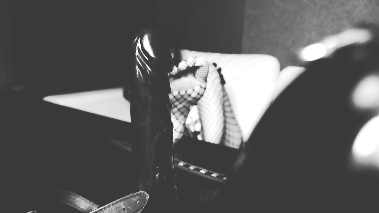 Fetish kaki dominatrix dewi hitam dan putih sepatu hak tinggi panas dewi brunette milf femdom bdsm kink