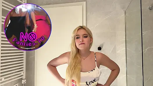 Saten gecelikli süper ateşli seksi sarışın üniversiteli kız banyoda gece için hazırlanıyor