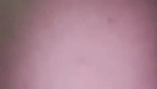 Sürtük tamircinin yarağını alıyor ve kocası yokken onu parmaklıyor