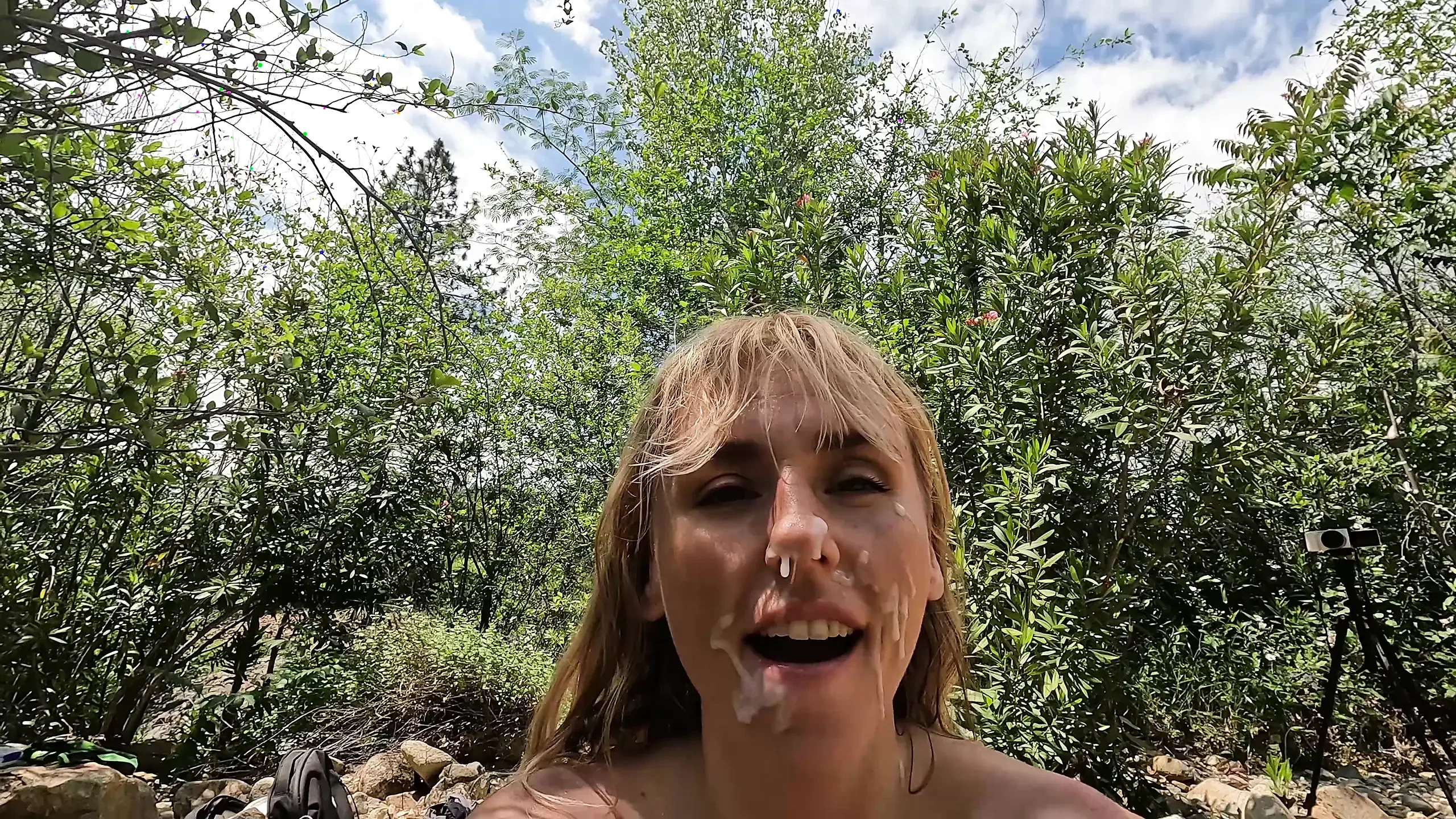 他给了我大量颜射, 我吃了一根香蕉, 脸上都是精液