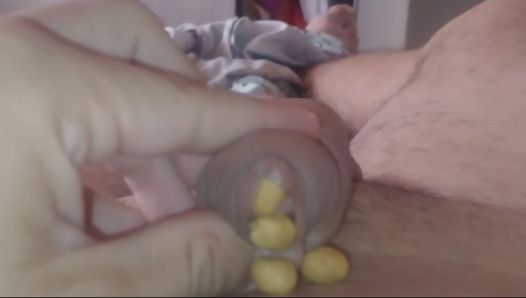 Une Japonaise suce une bite et mange du sperme