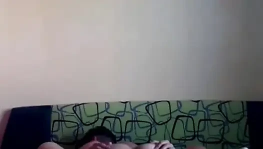 Misyoner pozisyonunda penetrasyon sırasında evde tatmin edici bir orgazm ile seks.