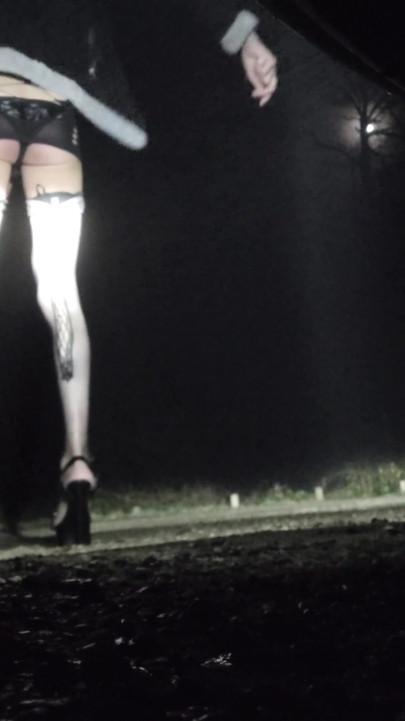 Waiting for nice cocks,🌜ass in the air in a parking lot at night. La Faisanderie91 VaneSsaBiTCHx PariSChienneTrvprod91 | Clip 2