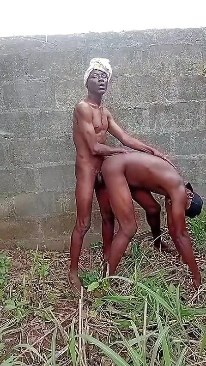 Ludi seks na otvorenom s dva farmera