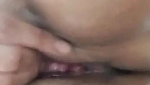 Assy will sie befriedigen, von selbst nimmt sie ein bad und fingert ihre muschi