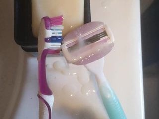 Sborra sullo spazzolino da denti di mia moglie, sul sapone e sul rasoio